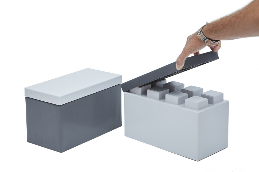 Eine Hand legt eine große Abschlussplatte auf einen Block