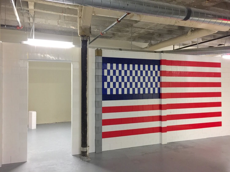 Weiße Everblock-Wand mit Tür und integrierter amerikanischer Flagge