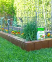 Begrenzen Sie einen Gartenteil und füllen Sie diesen mit Erde, um ein erhöhtes Blumenbeet, Gemüsegarten oder Dekoration zu erstellen. Fügen Sie Blockschichten nach Bedarf hinzu, um tiefere/höhere Beete zu schaffen.