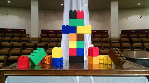 Verwenden Sie EverBlock®, um bunte Objekte für alle Arten von kreativen Anwendungen wie diesen Kirchen-Altar zu erstellen. Nutzen Sie die verschiedenen Farben und Blockgrößen, um Ihren Aufbau individuell anzufertigen und wenn getan, nehmen Sie diese einfach wieder auseinander und lagern sie sie für späteren Gebrauch.