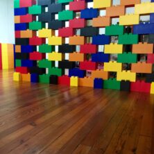 Ineinandergreifende Wände: Erstellen Sie farbenfrohe Wände in verschiedenen architektonischen Konfigurationen